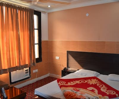 https://imgcld.yatra.com/ytimages/image/upload/t_hotel_yatra_city_desktop/v1453102151/Domestic Hotels/Hotels_Jammu/Hotel Red Rose/Overview.jpg